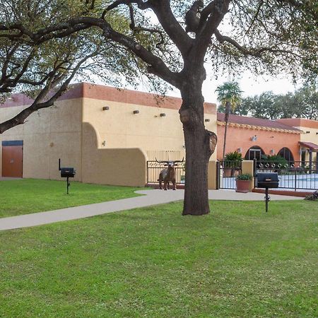 Days Inn By Wyndham Uvalde Exterior photo