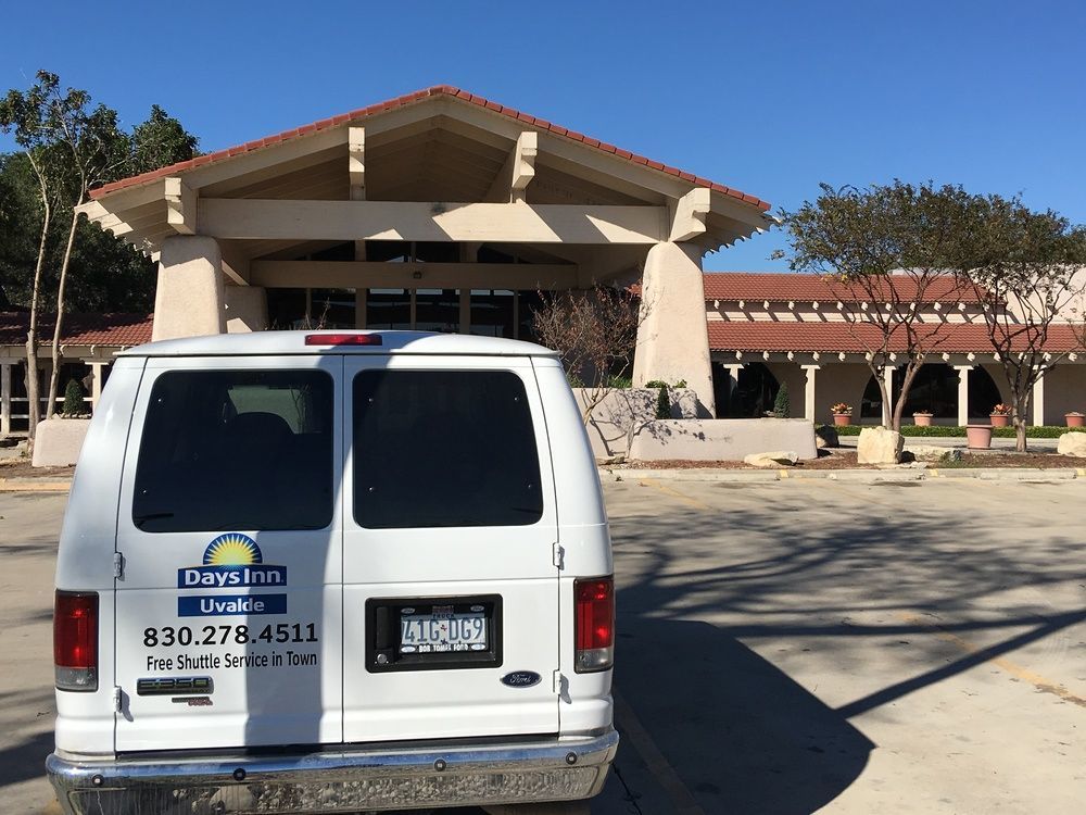 Days Inn By Wyndham Uvalde Exterior photo