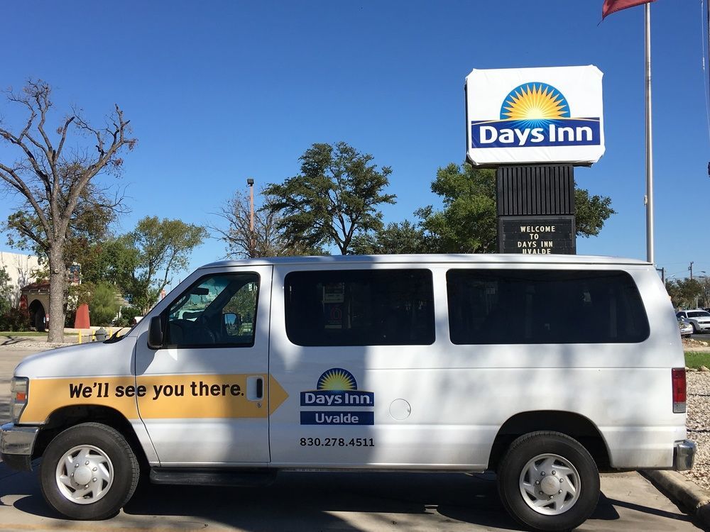 Days Inn By Wyndham Uvalde Exterior photo