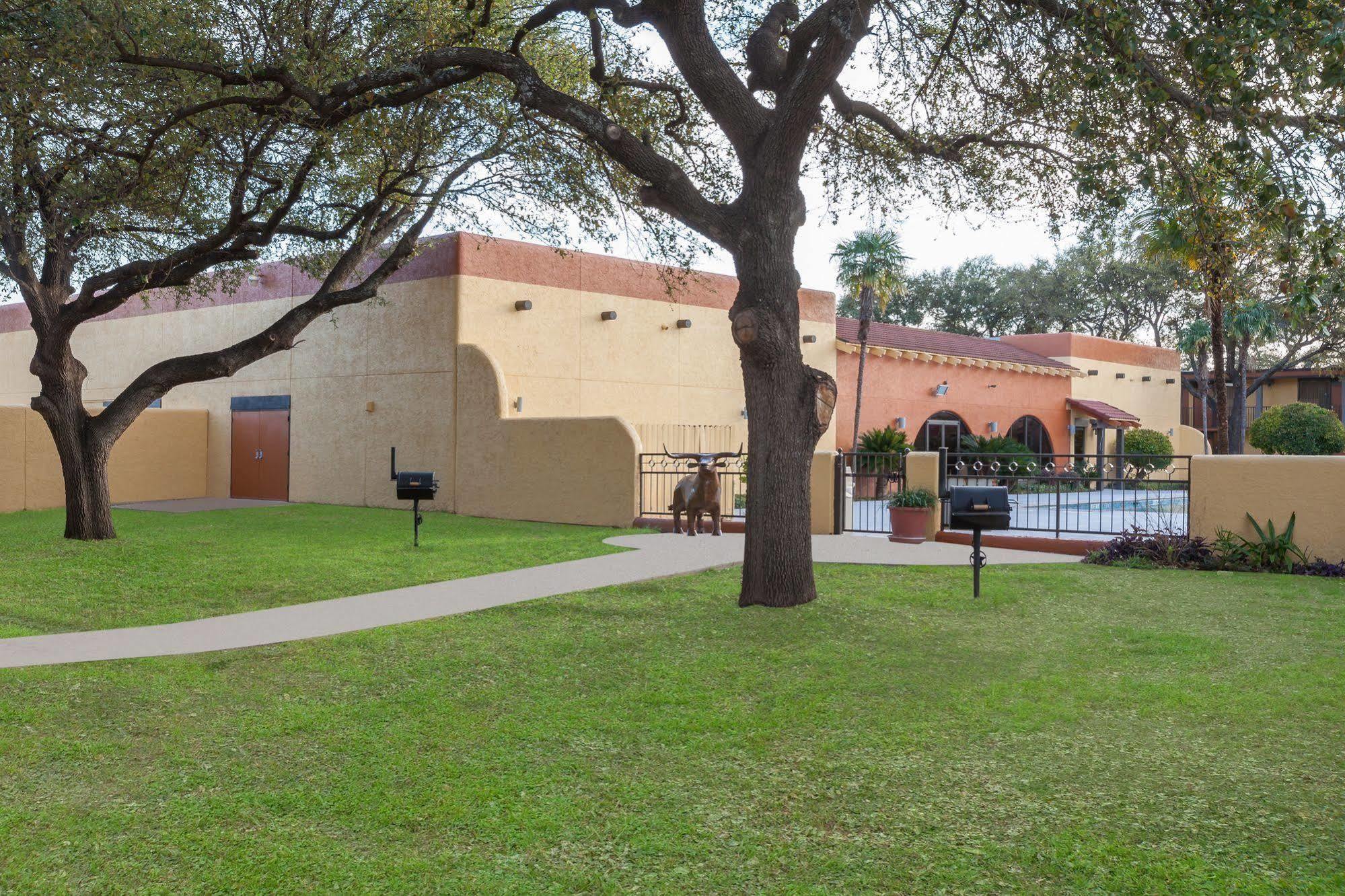 Days Inn By Wyndham Uvalde Exterior photo